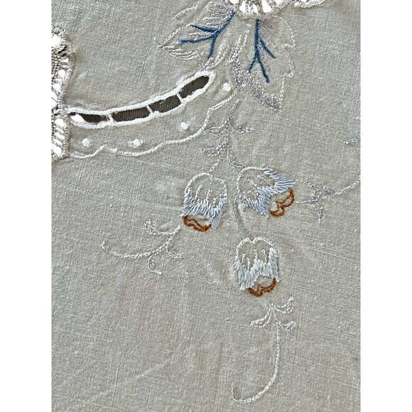 Embroidered Tablecloth With Blue Floral Cutwork Crocheted Inserts Vintage - Picture 6 of 11